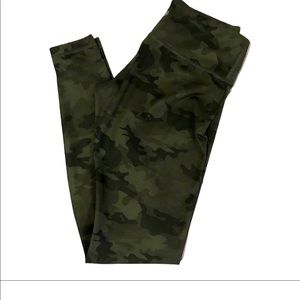 Lululemon ankle length size 6 green camo